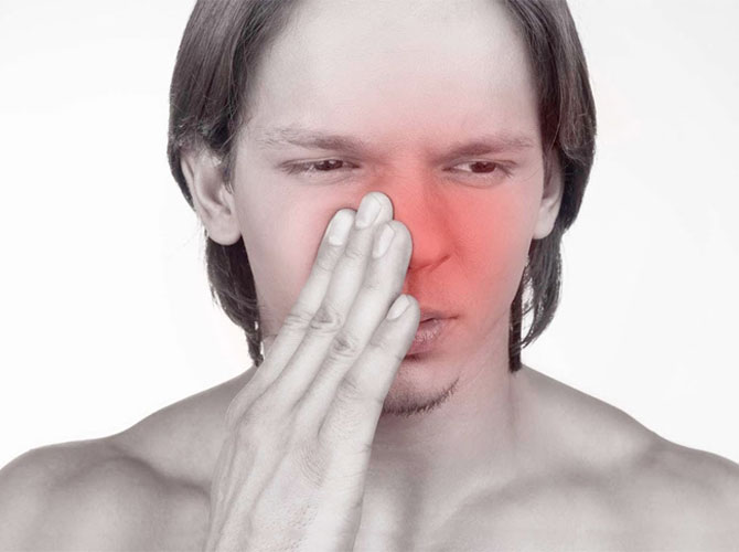 Persona con dolor de sinusitis