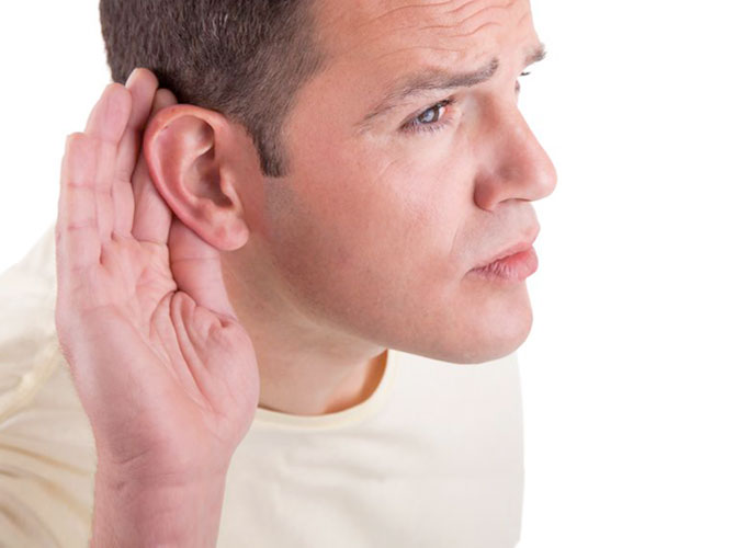 Hombre con la mano en el oído