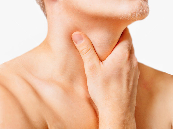 Persona tocando su garganta con dolor